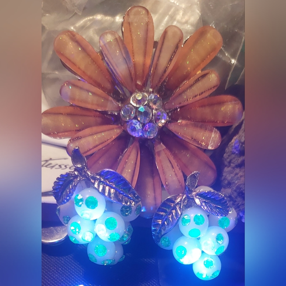 Vintage green rhinestone uranium grape clip earrings